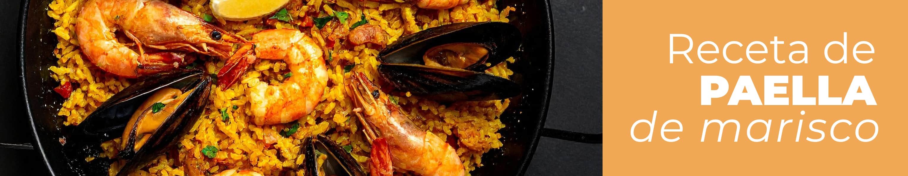 Deliciosa paella de marisco recién terminada y lista para servir en su paellera.